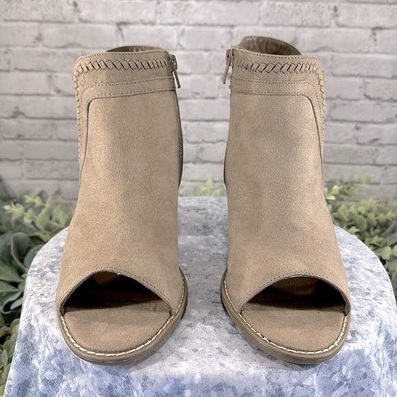 Universal Thread “Jazlyn” Whipstitch Open-Toe Faux Suede Zip Heels WMS 9M✨NWOT - Picture 2 of 10